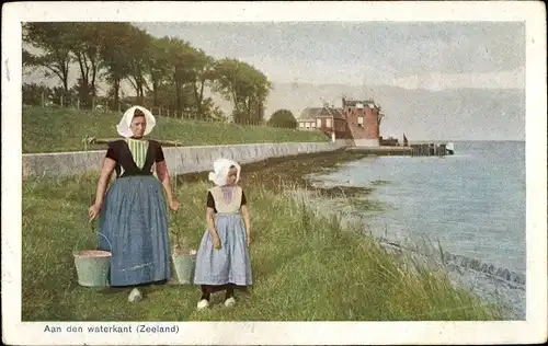 Ak Zeeland Niederlande, Mutter und Kind in Tracht am Ufer