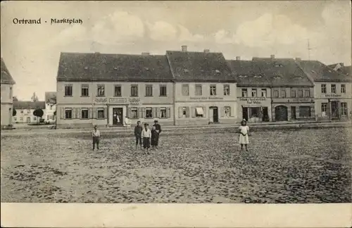 Ak Ortrand in der Niederlausitz, Marktplatz, Geschäfte