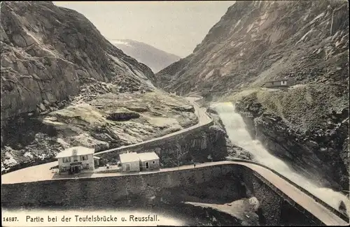 Ak Göschenen Kanton Uri, Schöllenen, Teufelsbrücke, Reussfall