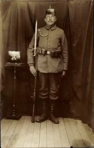 Foto Ak Deutscher Soldat in Uniform mit Bajonett, Portrait