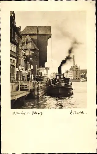 Ak Gdańsk Danzig, Boot Troyl an der Anlegestelle vor dem Krantor, Mottlau