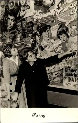 Ak Schauspielerin Conny, Mit Frau an Plakatwand