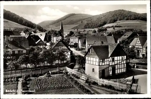 Ak Bödefeld Schmallenberg im Sauerland, Fachwerkhäuser, Kirche
