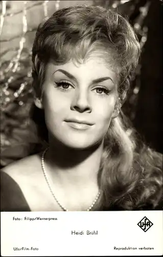 Ak Schauspielerin Heidi Brühl, Portrait, Perlenkette