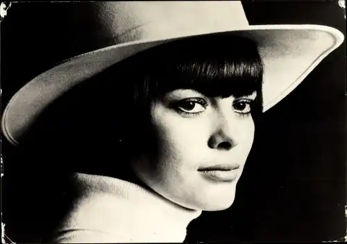 Ak Schauspielerin Mireille Mathieu, Portrait, Weißer Hut, Rollkragenpullover