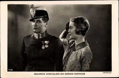 Ak Schauspieler Maurice Chevalier, Schauspielerin Miriam Hopkins, Uniform