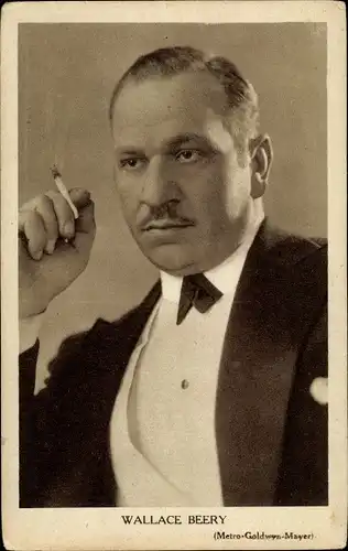 Ak Schauspieler Wallace Beery, Portrait, Zigarette