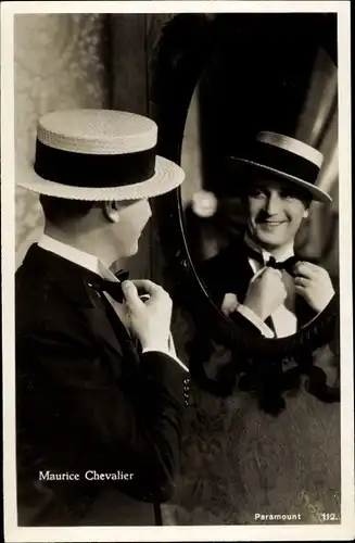 Ak Schauspieler Maurice Chevalier, Anzug, Hut, Spiegel