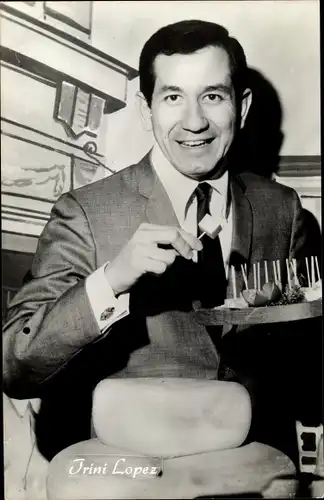 Ak Schauspieler Trini Lopez, Portrait, Käseplatte