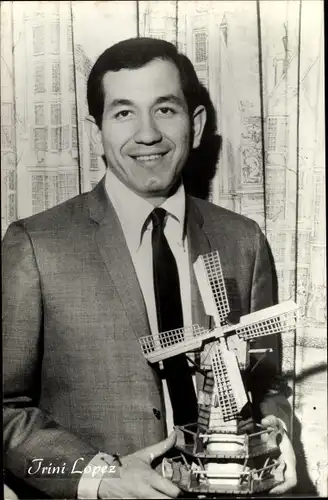 Ak Schauspieler Trini Lopez, Portrait, Windmühle