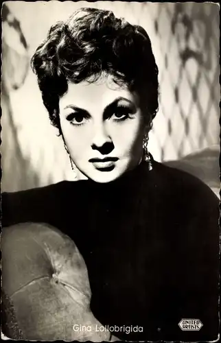 Ak Schauspielerin Gina Lollobrigida, Portrait, Schach dem Teufel