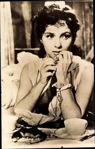 Ak Schauspielerin Gina Lollobrigida, Portrait, Tasse, Hörnchen