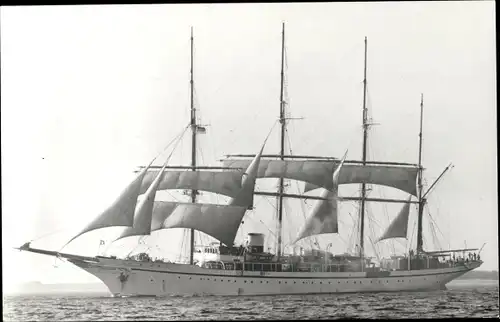 Foto Ak Segelschiff auf dem Meer