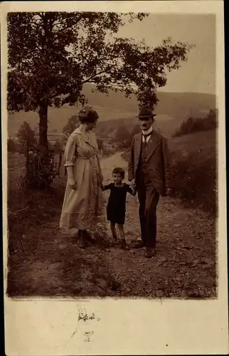 Foto Ak Essen im Ruhrgebiet, Weg, Panorama, Familie