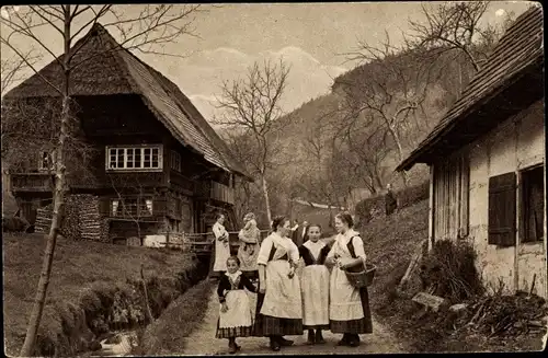 Ak Wolfach im Schwarzwald, Bauernhaus, Menschen in Tracht