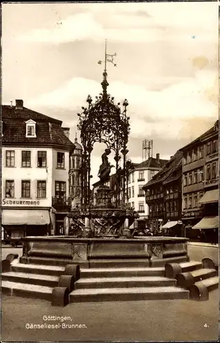 Ak Göttingen in Niedersachsen, Gänseliesel Brunnen, Geschäft Scheuermann