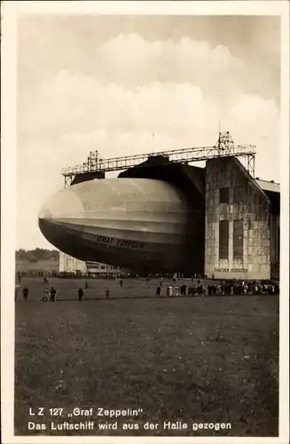 Ak LZ 127, Graf Zeppelin, Das Luftschiff wird aus der Halle gezogen