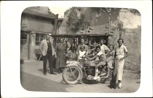 Foto Ak Personen mit Motorrad, Gruppenaufnahme