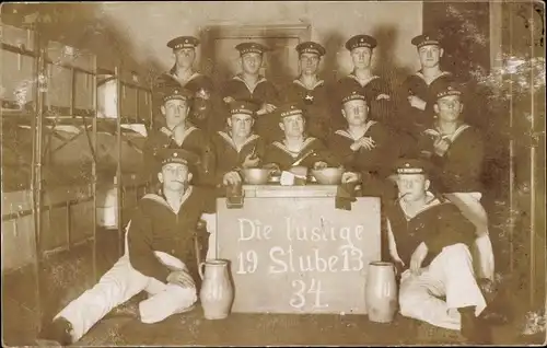 Foto Ak Deutsches Kriegsschiff, SMS Westfalen, Mannschaft, Seeleute, Gruppenaufnahme