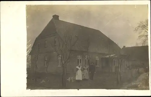 Foto Ak Röhrsen Lüder Niedersachsen ?, Personen vor einem Wohnhaus