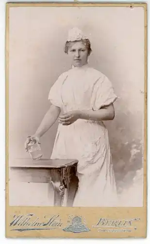 CdV Berlin, Standportrait einer Apothekerin