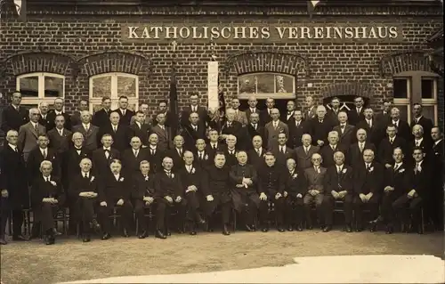 Foto Ak Wermelskirchen im Bergischen Land, Katholisches Vereinshaus, Gruppenportrait