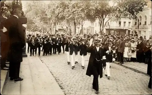 Foto Ak Krefeld am Niederrhein, Sanitäter, Militärorchester, Parade