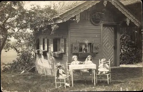Foto Ak Aufham Anger in Oberbayern, Kleinkind, Puppenhaus, Puppen, 1952