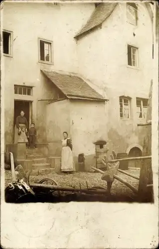 Foto Ak Bezirk Kassel, Frauen und Kinder vor einem Wohnhaus