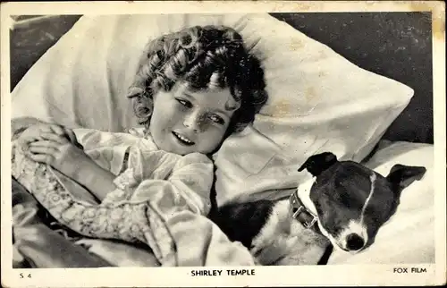 Ak Schauspielerin Shirley Temple im Bett liegend, Portrait, Hund, Fox Film