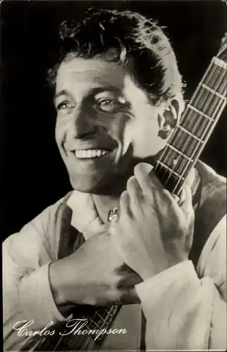 Ak Schauspieler Carlos Thompson, Portrait, Gitarre