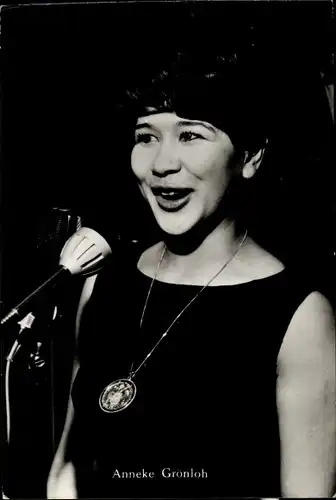 Ak Schauspielerin Anneke Grönloh, Portrait, Mikrofon