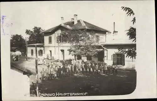 Foto Ak Lapovo Serbien, deutsche Soldaten vor dem Hauptbahnhof