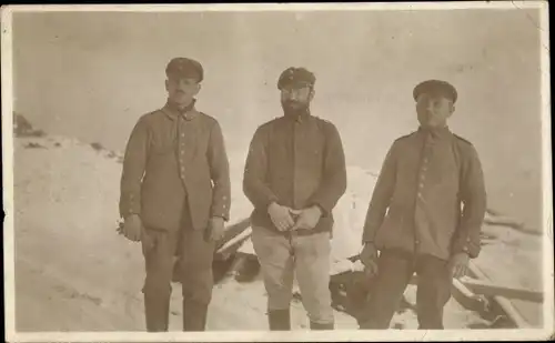 Foto Ak Deutsche Soldaten in Uniformen, Kriegsgefangene in England, I WK