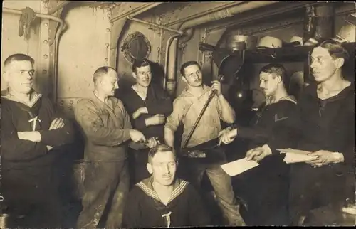 Foto Ak Deutsche Soldaten in Uniformen, Seeleute auf einem Kriegsschiff