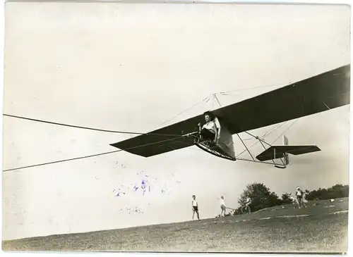 Foto Studentinnen lernen Segelfliegen, Segelflugzeug an der Zugleine