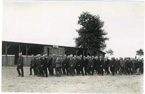 Foto Rathenow im Havelland, Männer in Anzügen vor dem Schwimmbad 1932
