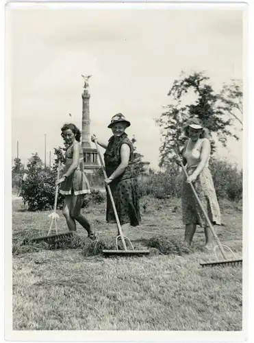 Foto Berlin Tiergarten, Frauen mit Heurechen, Siegessäule, 1945