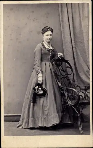 CDV Standportrait einer Frau, 1870