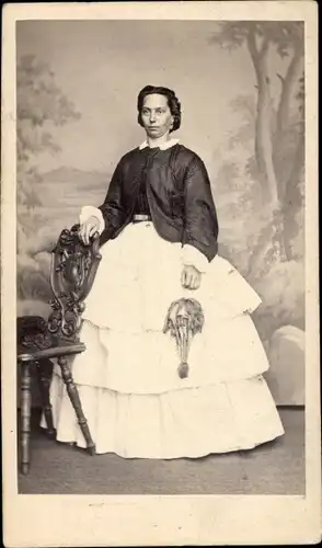 CDV Berlin, Standportrait einer Frau um 1870