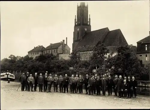 Foto Rathenow im Havelland, Männer an der Havel, Kirche, 1932