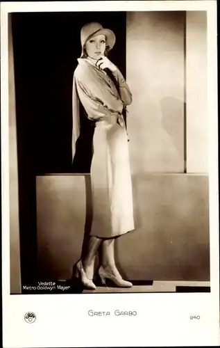 Ak Schauspielerin Greta Garbo, Standportrait