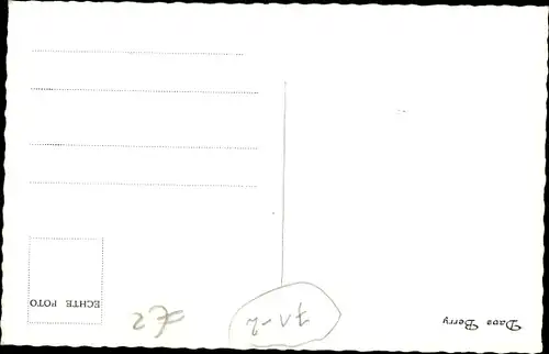 Ak Sänger Dave Berry lehnend an einer Laterne, Portrait