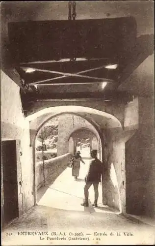 Ak Entrevaux Alpes de Haute Provence, Eingang zur Stadt, Pont Levis, Innenraum