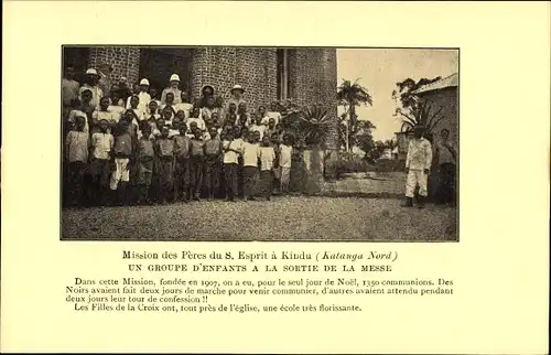 Ak Kindu Katanga DR Kongo Zaire, Mission d. Peres du S. Esprit, groupe d'enfants, sortie de la messe