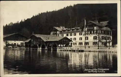 Ak Scholastika Achenkirch in Tirol, Gebäude am Ufer