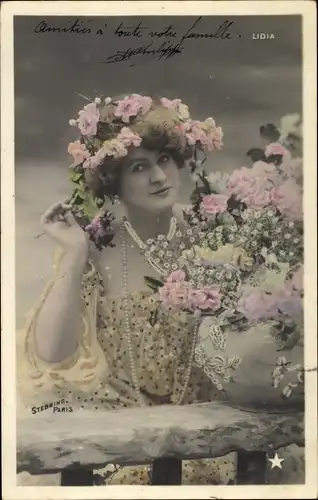 Ak Variete Künstlerin Lidia, Portrait mit Blumen