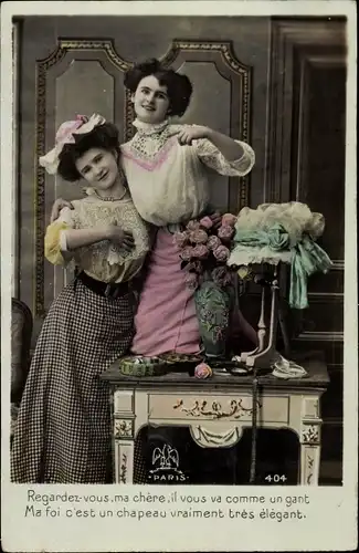 Ak Zwei junge Frauen, Blumenstrauß, Hut