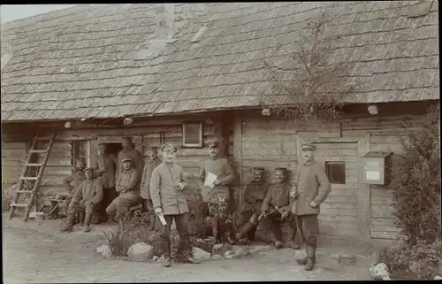 Foto Ak Deutsche Soldaten in Uniformen vor einem Holzgebäude, I WK