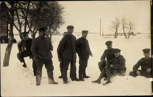 Foto Ak Deutsche Soldaten in Uniformen im Schnee
